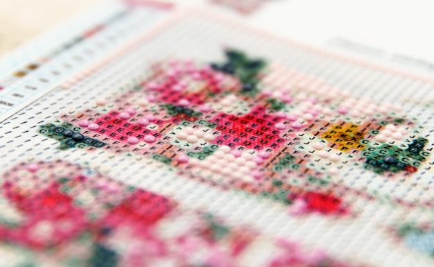 Zbliżenie haftu krzyżykowego na tkaninie