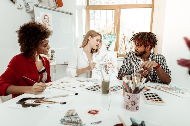 Trzy osoby pracujące przy stole kreatywnym